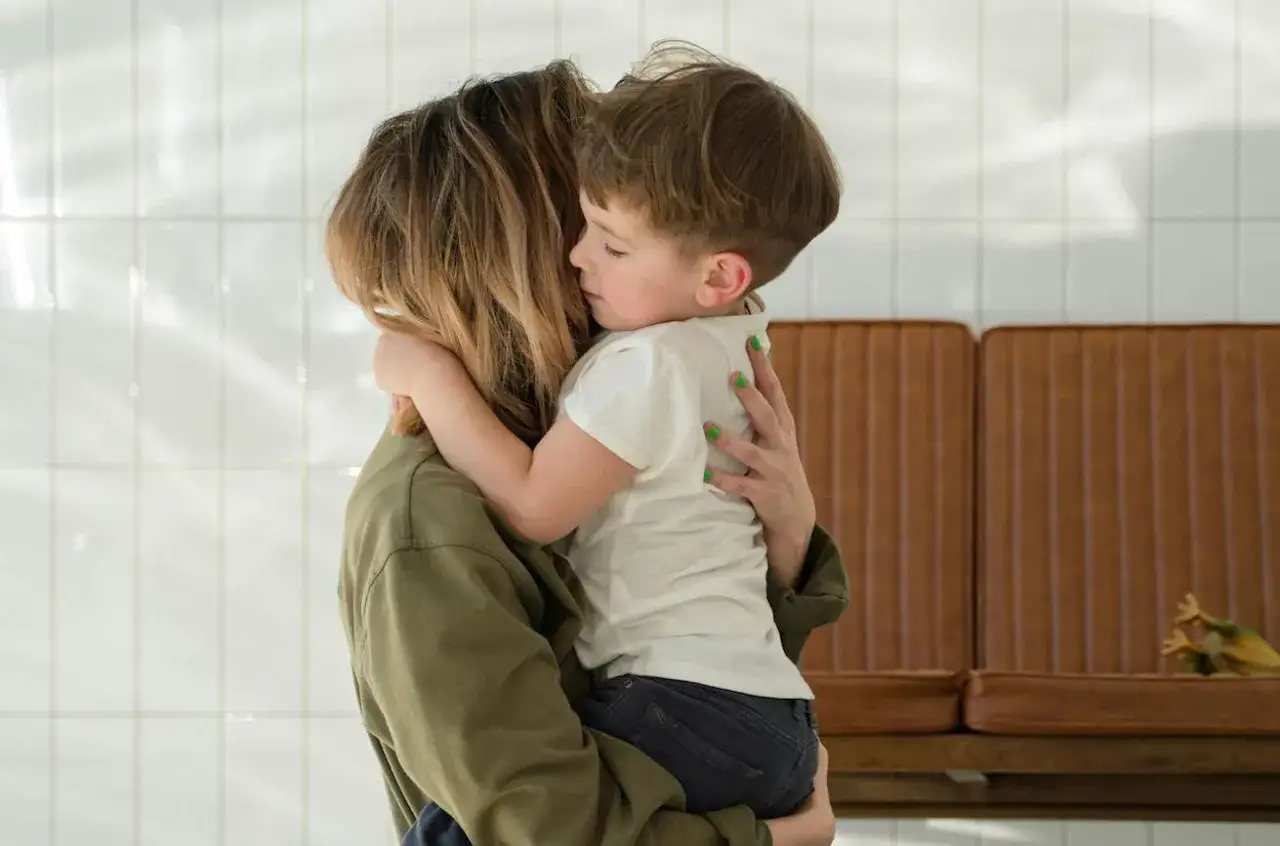 Rodzice zastanawiający się nad płcią dziecka, uśmiechnięci