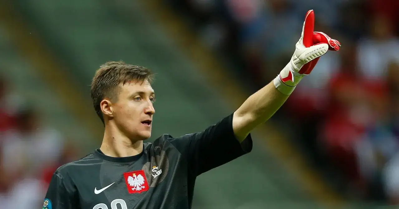 Bramkarz w rękawicach z podniesionym palcem, jakby chciał powiedzieć 