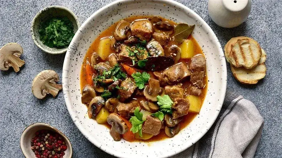 zupa gulaszowa z pieczarkami i z kociołka