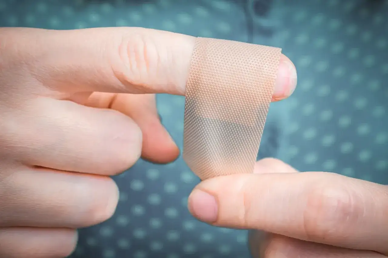 pęknięty paznokieć zabezpieczenie plaster