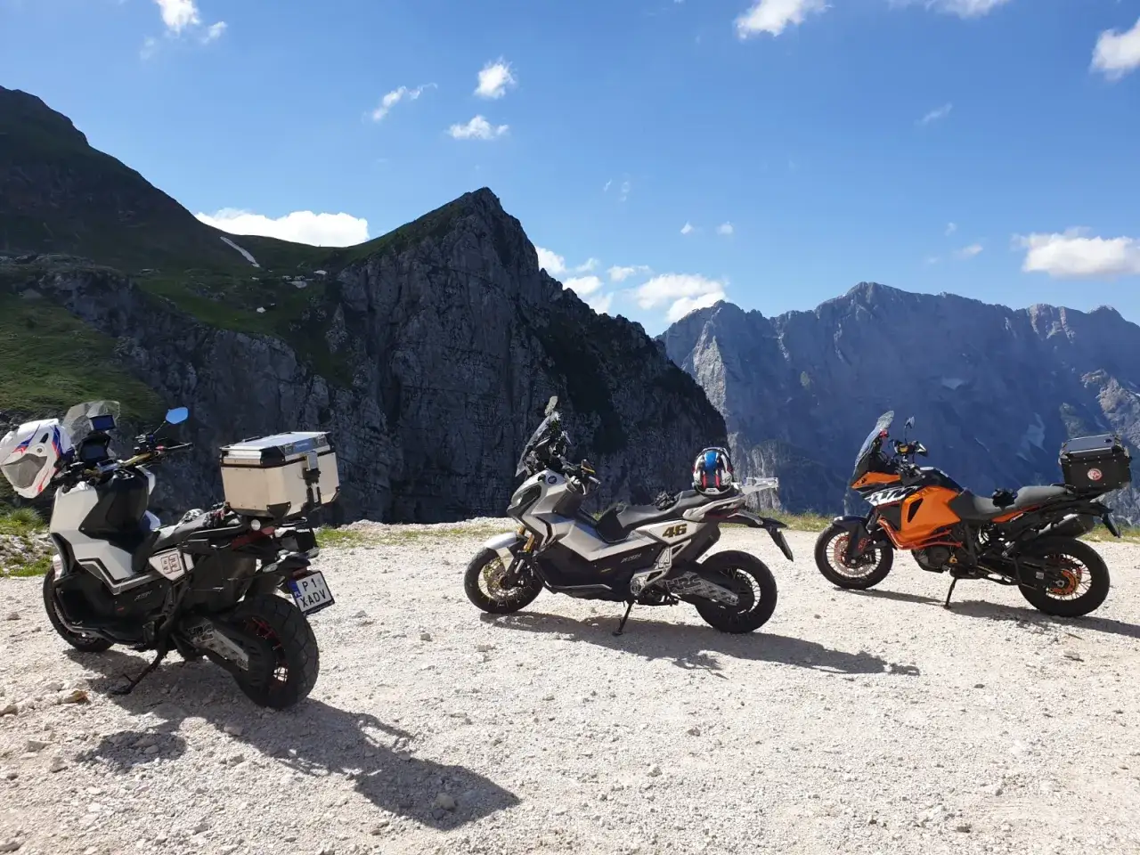 Trzy motocykle na tle g&oacute;rskich krajobraz&oacute;w Austrii. Idealne miejsce na odkrywanie tras motocyklowych.