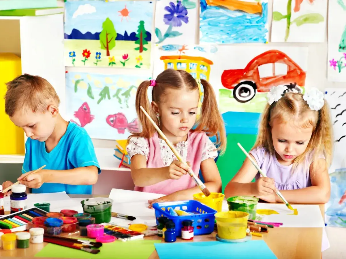 dziecko malujące farbami