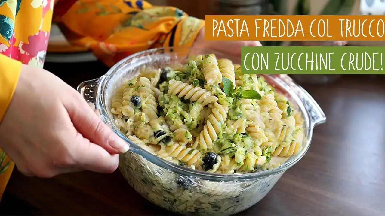 zucchine fresche e pasta cruda assortita