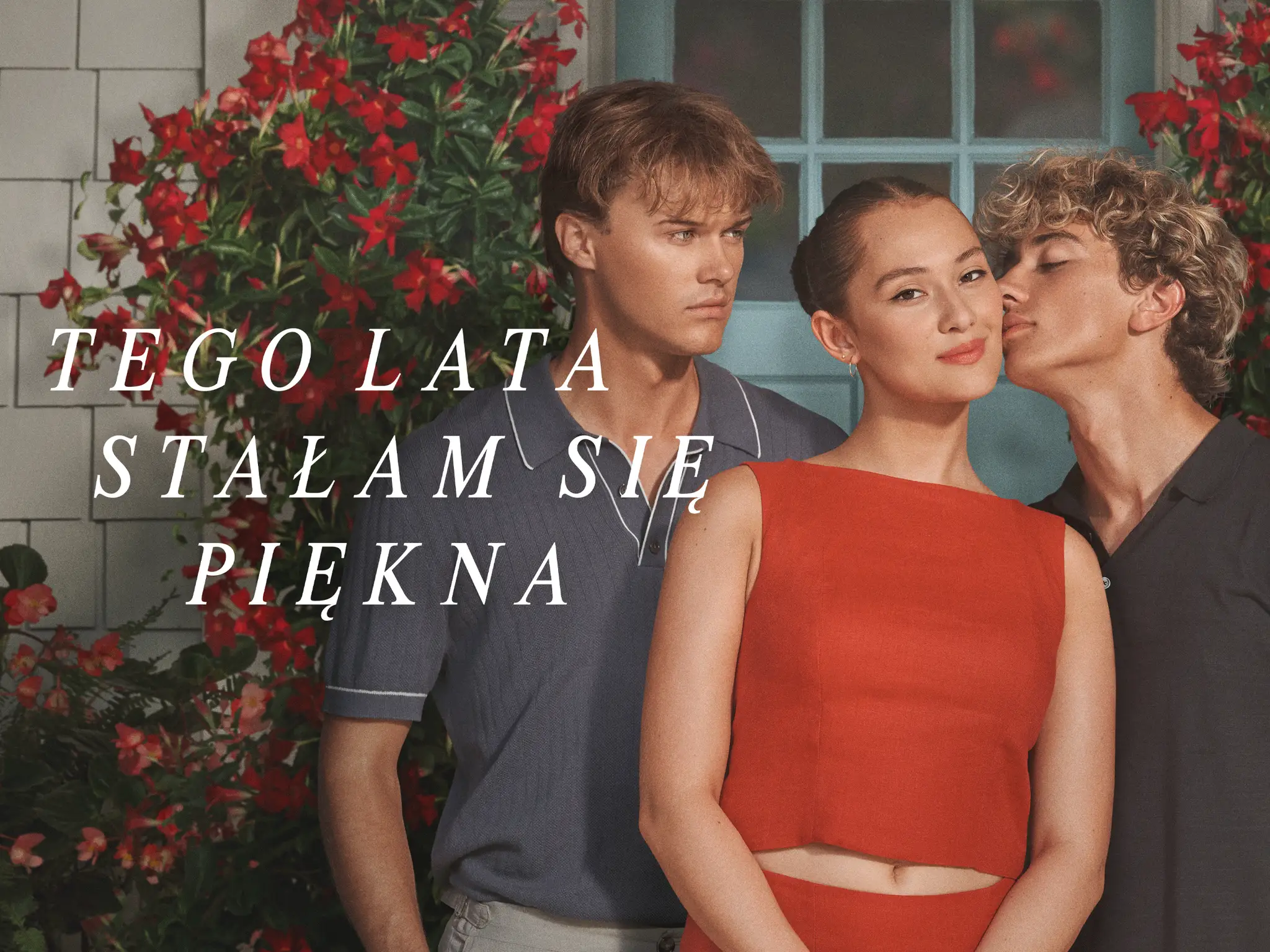 Trójka młodych ludzi na tle czerwonych kwiatów. Tekst: 