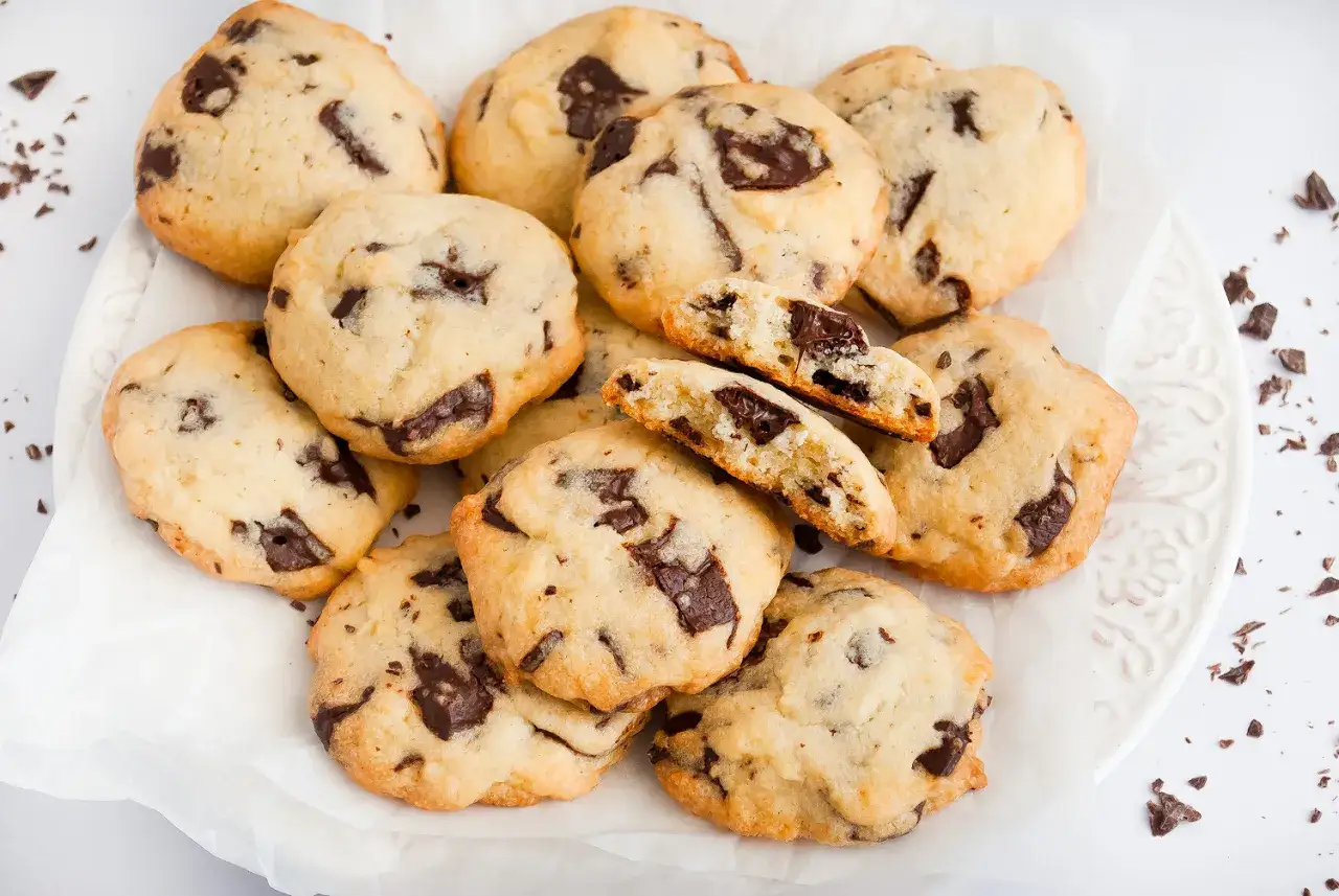 Składniki na ciastka z czekoladą na stole