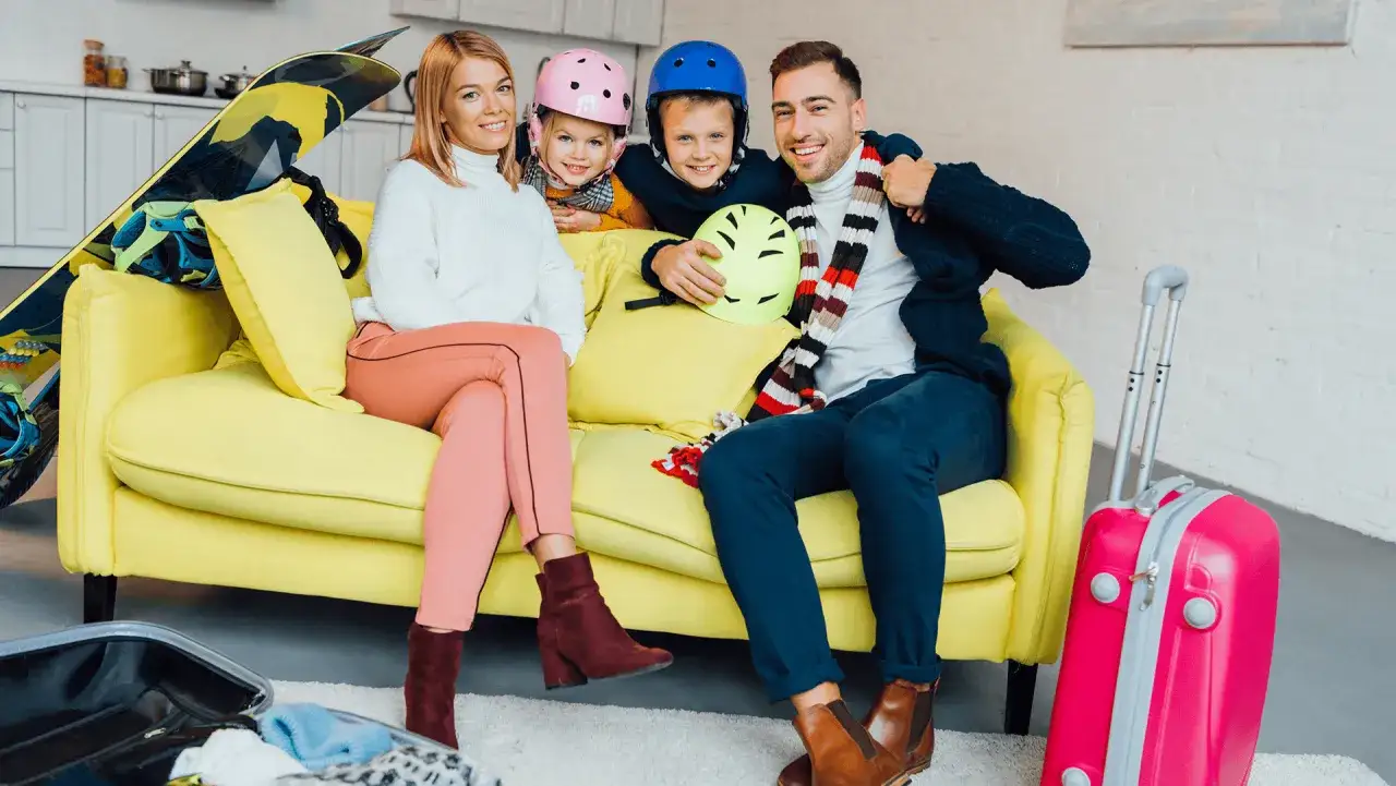 Rodzina pakująca walizki na wakacje z dzieckiem