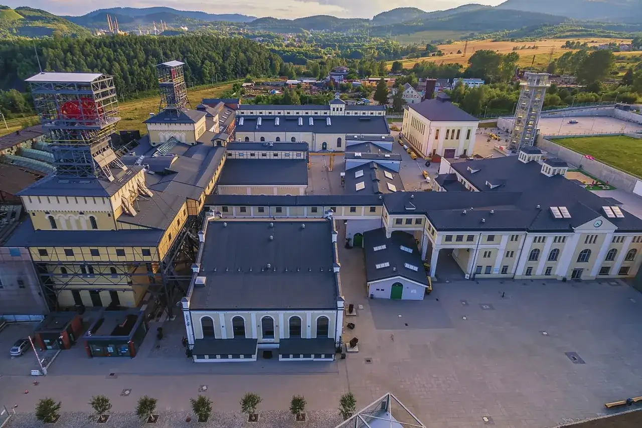 Dawna kopalnia w Wałbrzychu, dziś centrum kultury i historii. Wspaniałe wałbrzych atrakcje dla każdego.