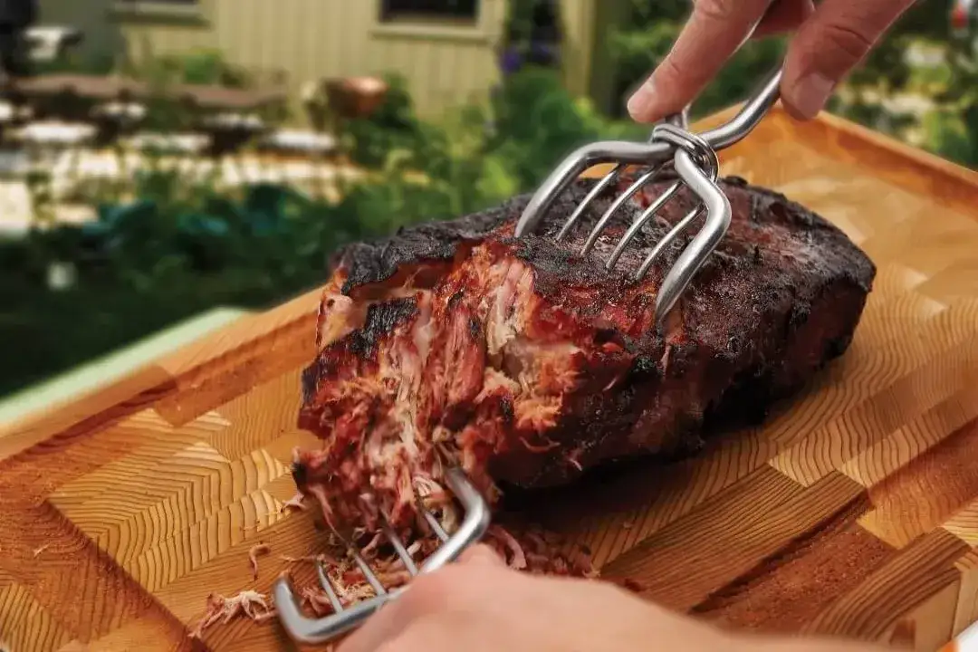 świeża łopatka wieprzowa na grilla