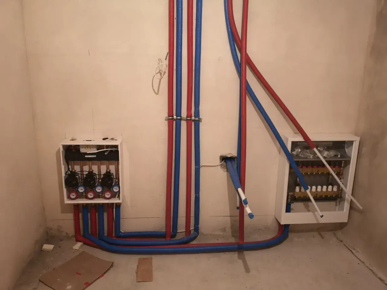 Pomocnik hydraulika na budowie