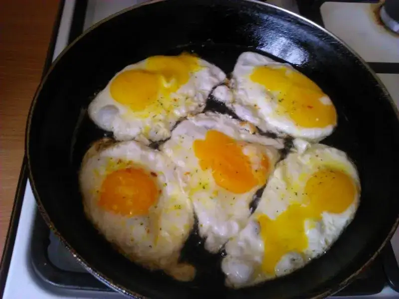 jajko sadzone na maśle i na oliwie por&oacute;wnanie