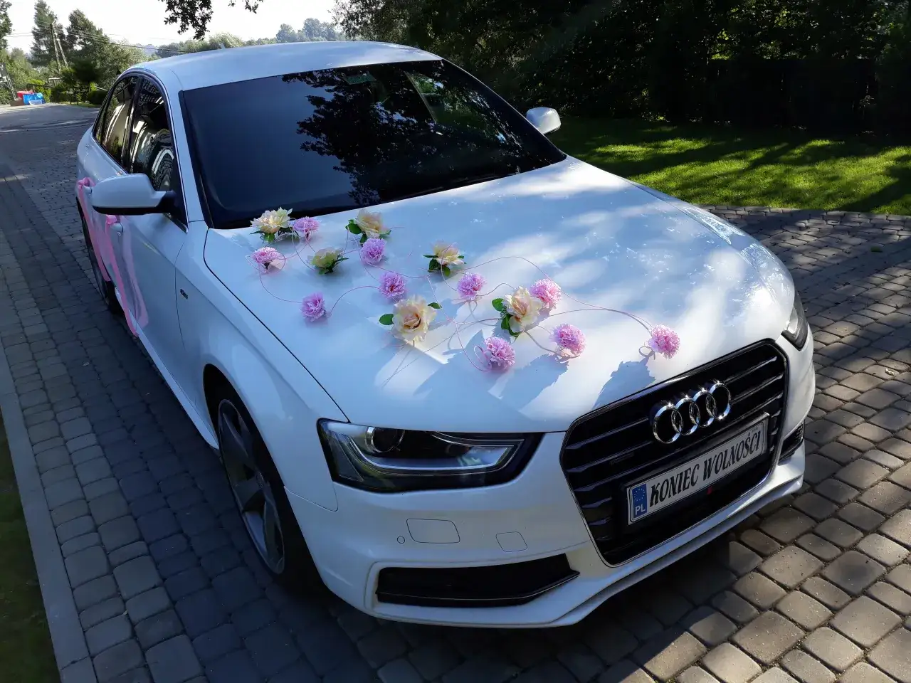 bezpieczne dekoracje samochodu ślubnego