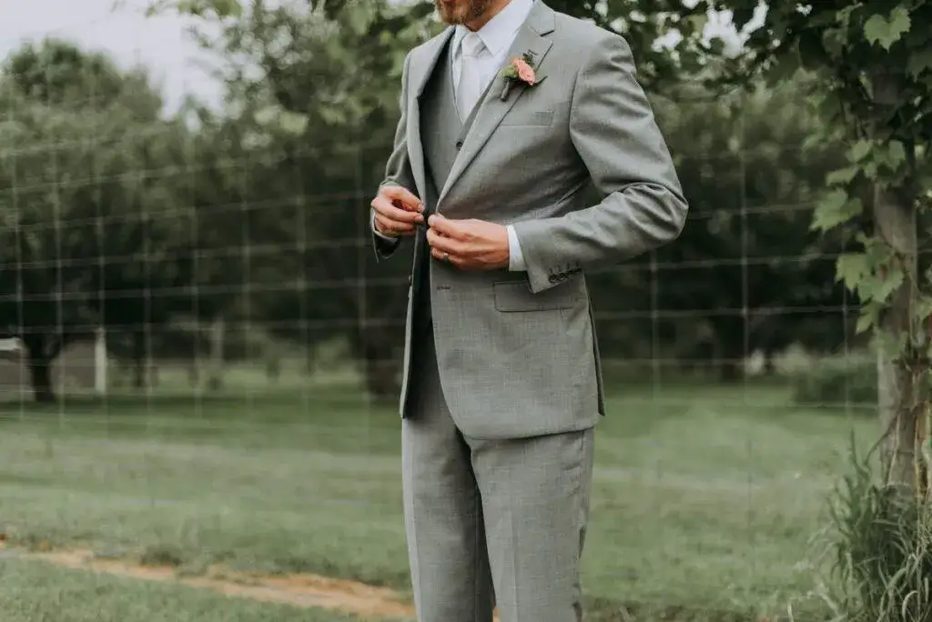 Mężczyzna w eleganckim garniturze na weselu