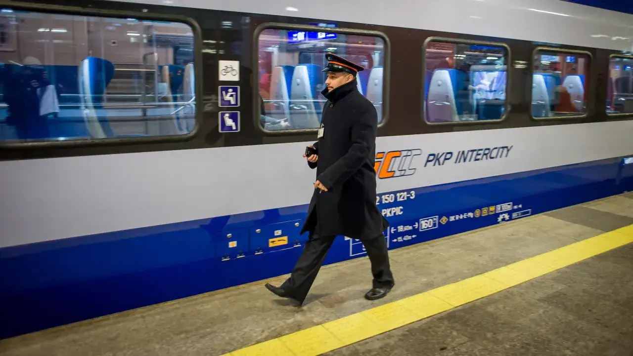 oszczędność pieniędzy podr&oacute;ż, promocyjne bilety kolejowe, gwarancja miejsca w pociągu