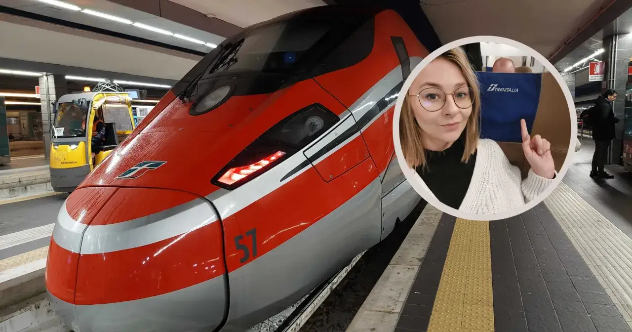 Kobieta w okularach wskazuje na przód czerwono-szarego pociągu, najszybszego pociągu w Europie, gotowego do podróży.