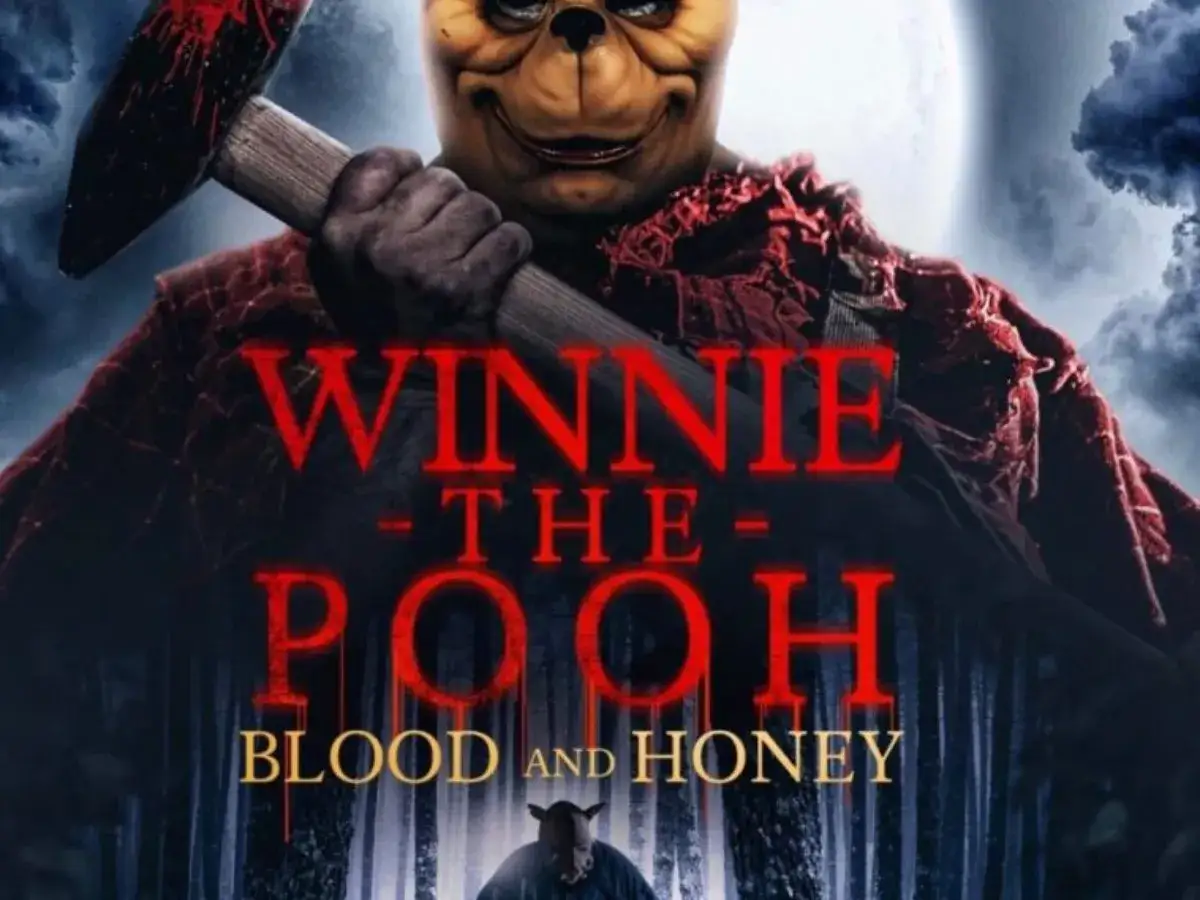 Przerażający Kubuś Puchatek z młotkiem w ręku, zapowiadający horror 