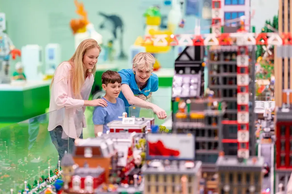 Rodzina podziwia miniaturowe miasto z klocków Lego w Billund.