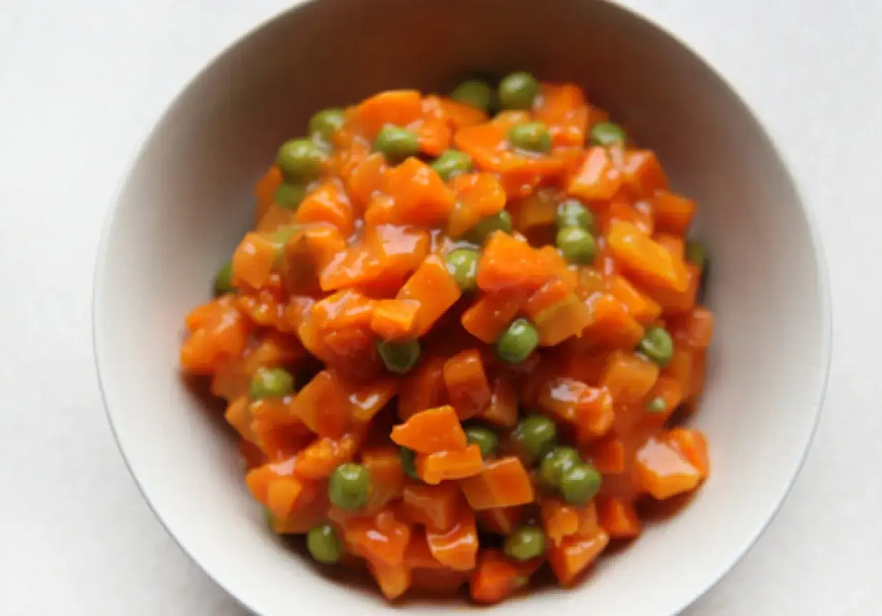 Cukinia i marchewka do obiadu na ciepło, gotowane w sosie.