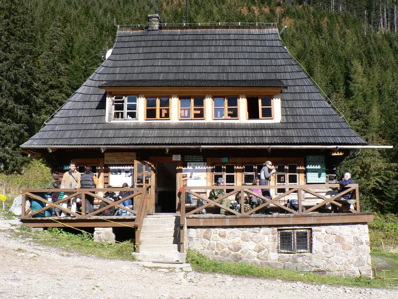 Schronisko g&oacute;rskie PTTK w nocy