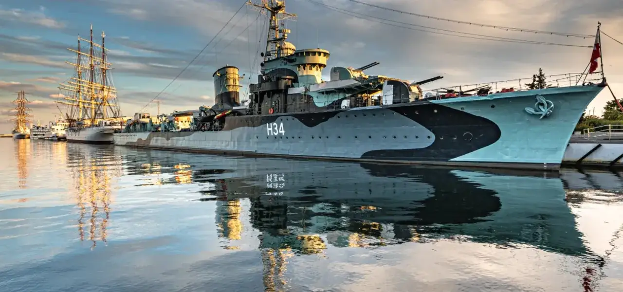 Skwer Kościuszki Gdynia, Dar Pomorza, ORP Błyskawica