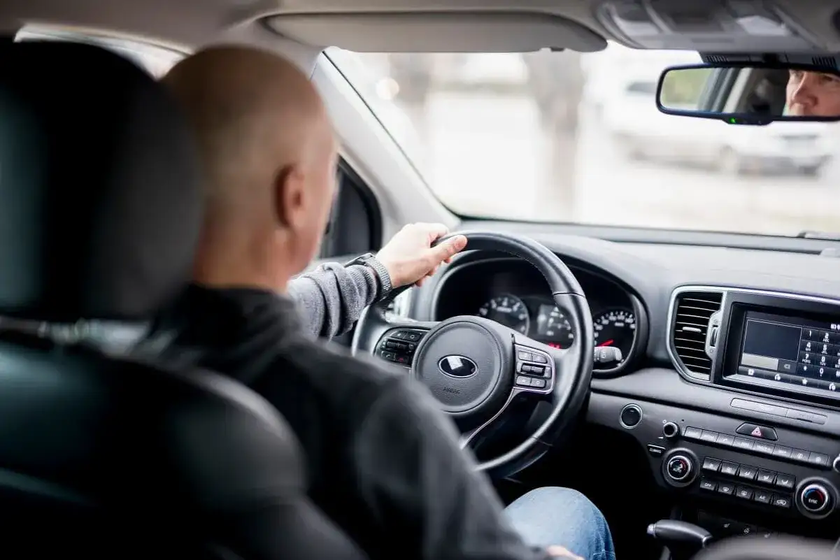 Mężczyzna za kierownicą zauważył nierówną pracę silnika, co może być objawem uszkodzonego czujnika ciśnienia paliwa diesel.