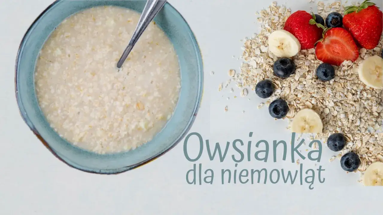 Miseczka owsianki dla niemowląt, obok płatki owsiane, truskawki, borówki i banan.