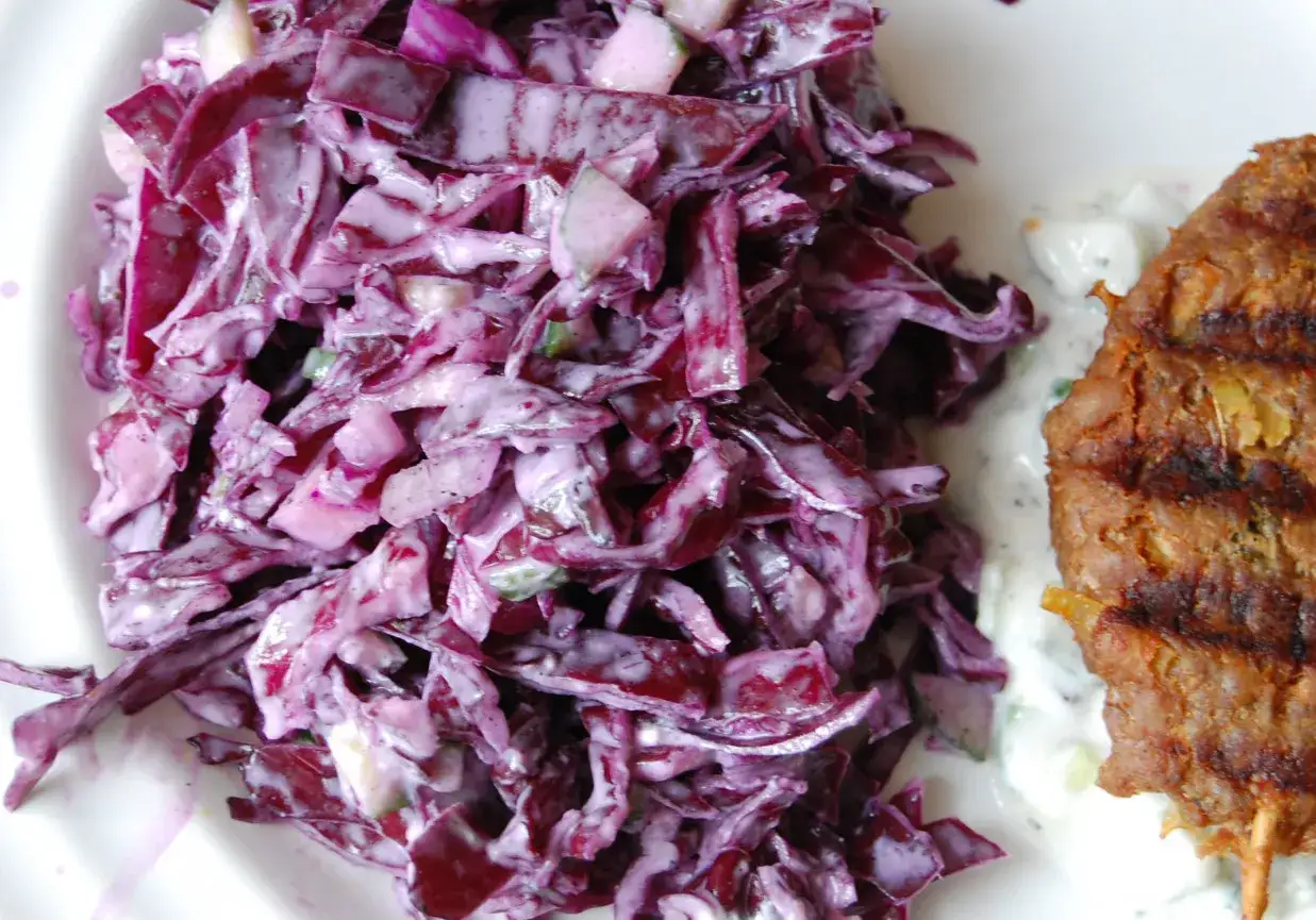 sur&oacute;wka z czerwonej kapusty z kebaba gotowa