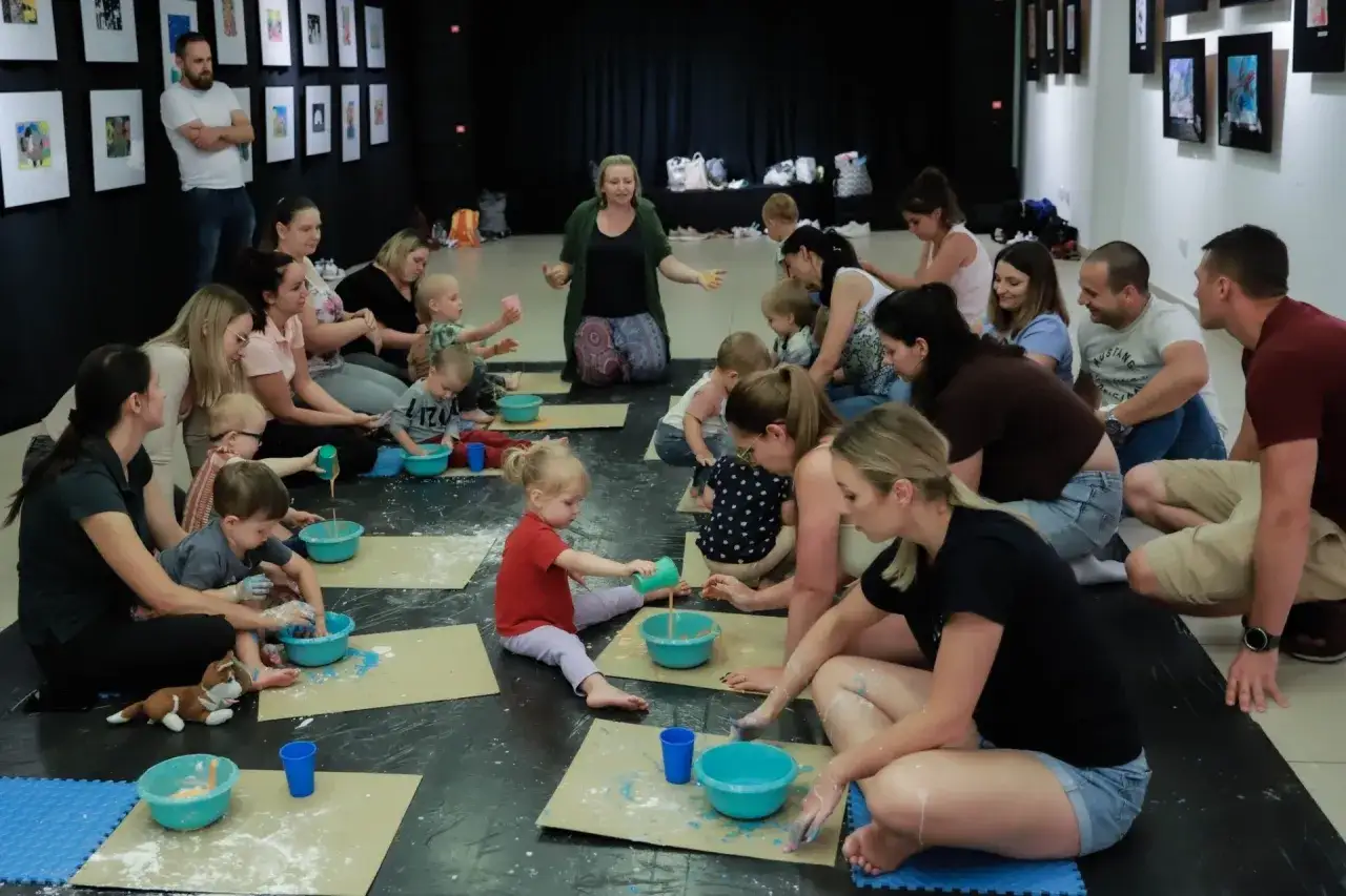 dziecko odkrywające świat zmysłami na macie sensorycznej