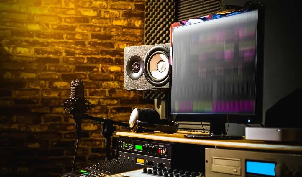 podstawowe domowe studio muzyczne, komputer, słuchawki, mała klawiatura midi