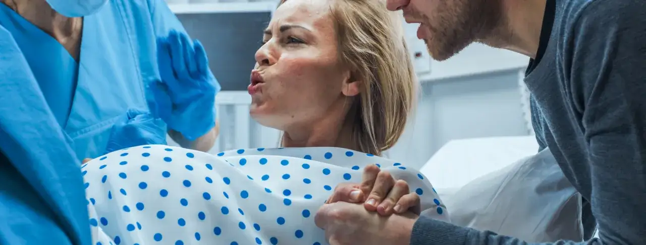 Zdjęcie Kiedy przec w czasie porodu? Kluczowe momenty, które musisz znać