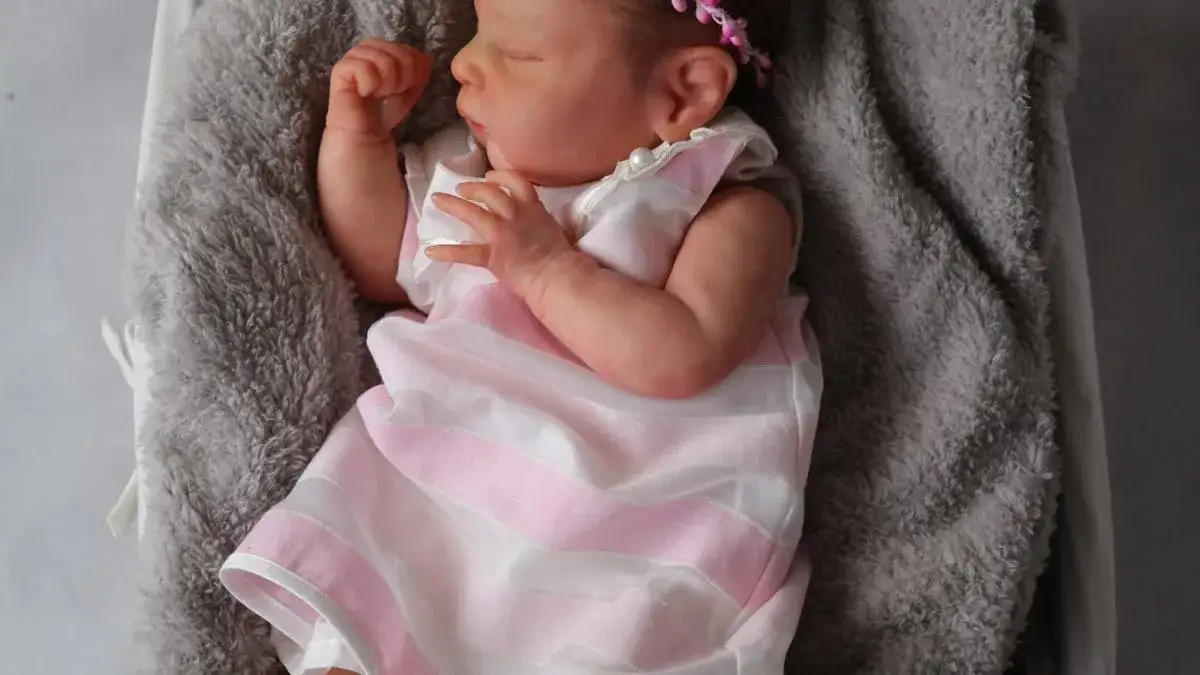 Zdjęcie Lalki które wyglądają jak dziecko – odkryj ich niezwykłe cechy i zastosowania