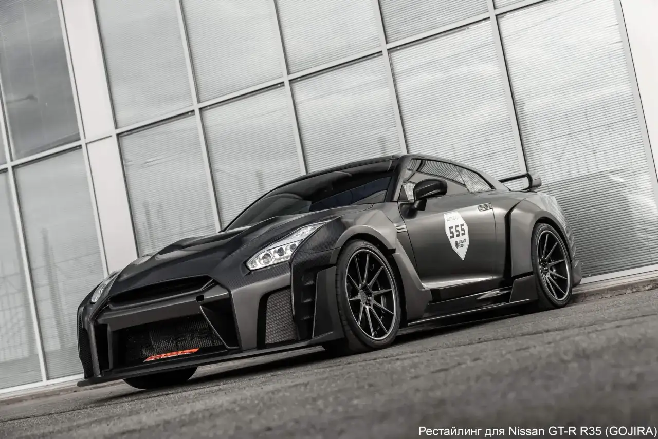 Czarny Nissan GT-R R35 z pakietem body kit GOJIRA, z naklejką