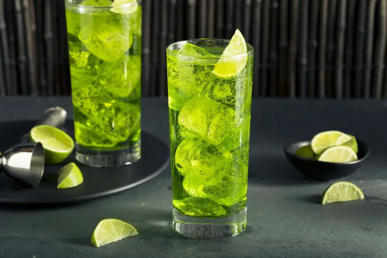 Orzeźwiający, zielony drink z lodem i plasterkami limonki. Idealny na upalne dni.