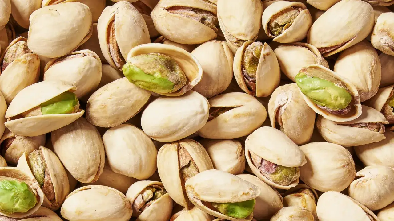 Mn&oacute;stwo łuskanych pistacji, kt&oacute;re choć botanicznie są pestkowcami, często mylone są z orzechami.