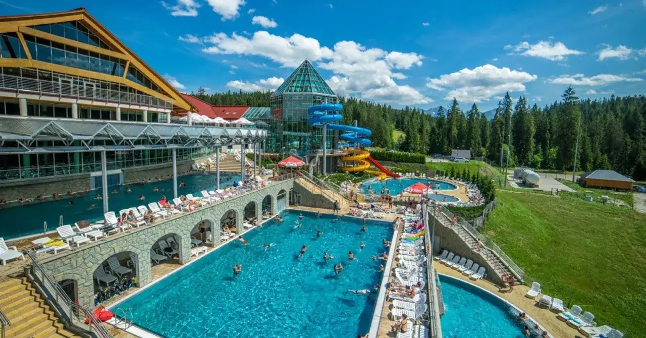 Co robić w Bukowinie Tatrzańskiej latem? Relaks w basenach termalnych z widokiem na Tatry, zjeżdżalnie i mn&oacute;stwo słońca.