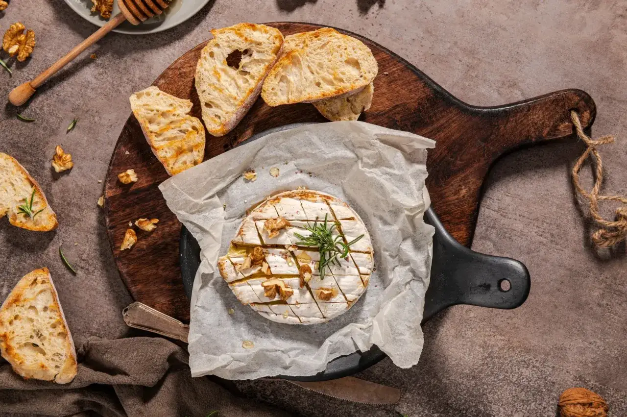 Pyszny ser camembert z orzechami i rozmarynem, idealny jako co na grilla wegetariańskie. Podany z grzankami i miodem.