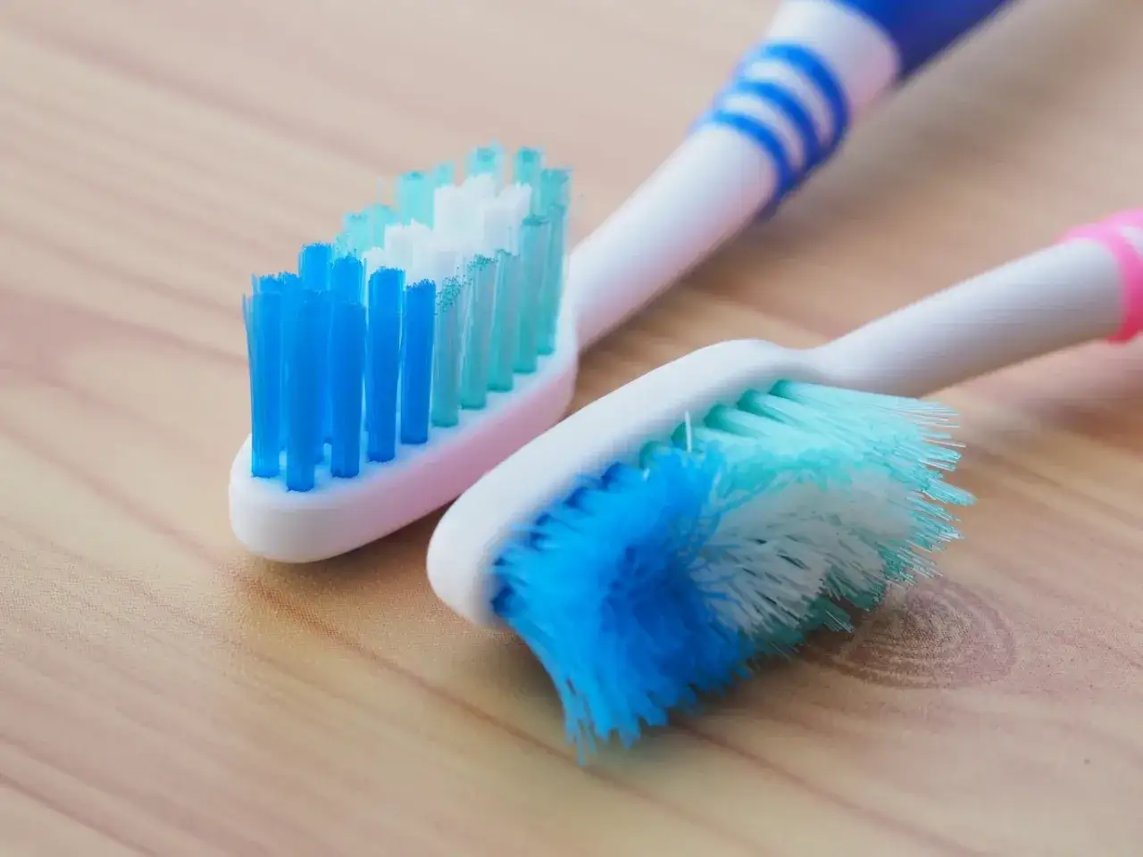 Dwie szczoteczki do zębów: jedna nowa, druga zużyta. Czas pomyśleć, gdzie wyrzucić szczoteczkę do zębów.