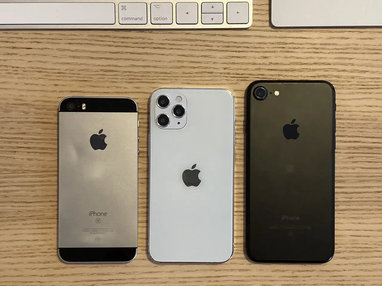 iPhone SE w dłoni por&oacute;wnanie rozmiar&oacute;w