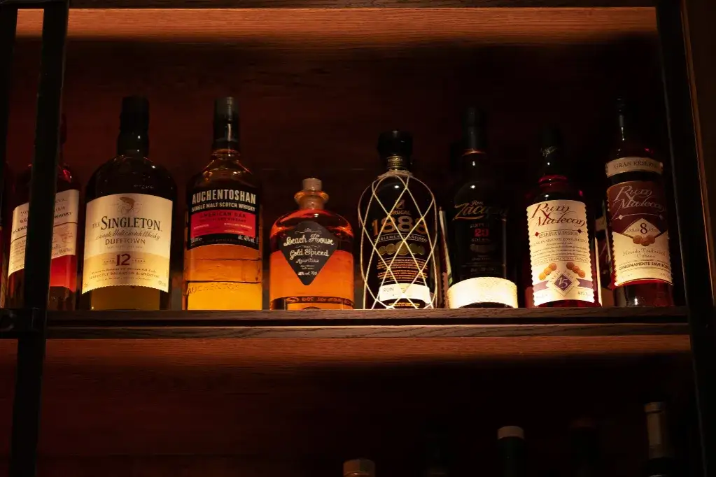 nowoczesny domowy bar koktajle whisky