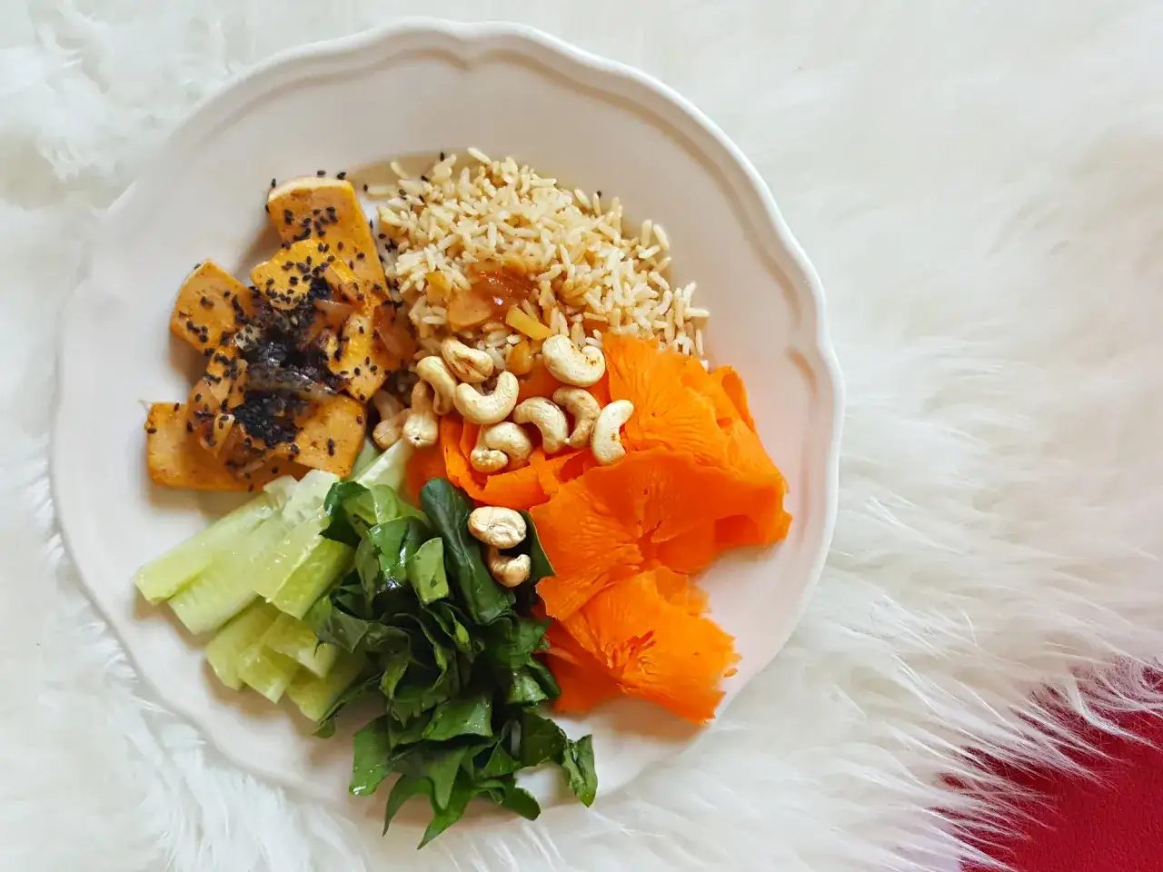 Idealne co na obiad dietetycznie: ryż, pieczone tofu z czarnym sezamem, marchewka, ogórek i zielone liście. Smacznie i zdrowo!