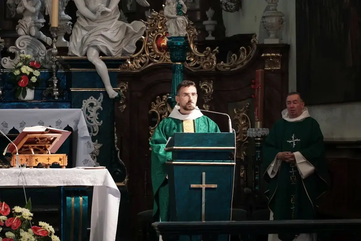 kościół katolicki msza święta niedziela ludzie