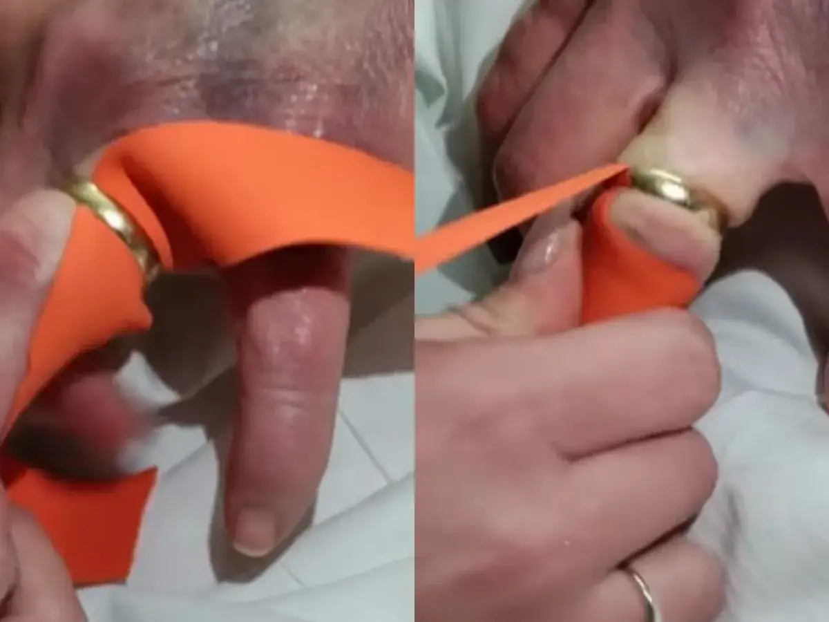 Osoba zdejmująca obrączkę z palca za pomocą mydła