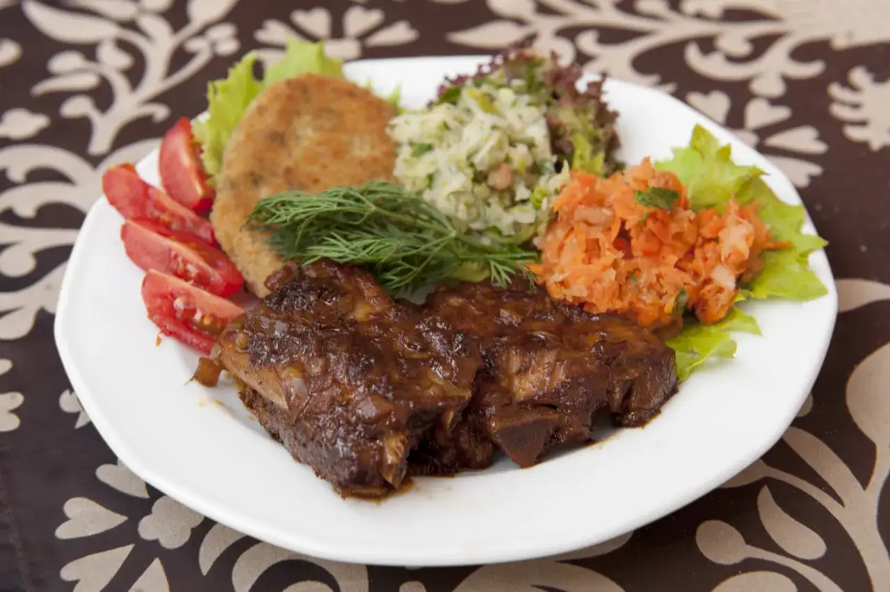 żeberka z surówką