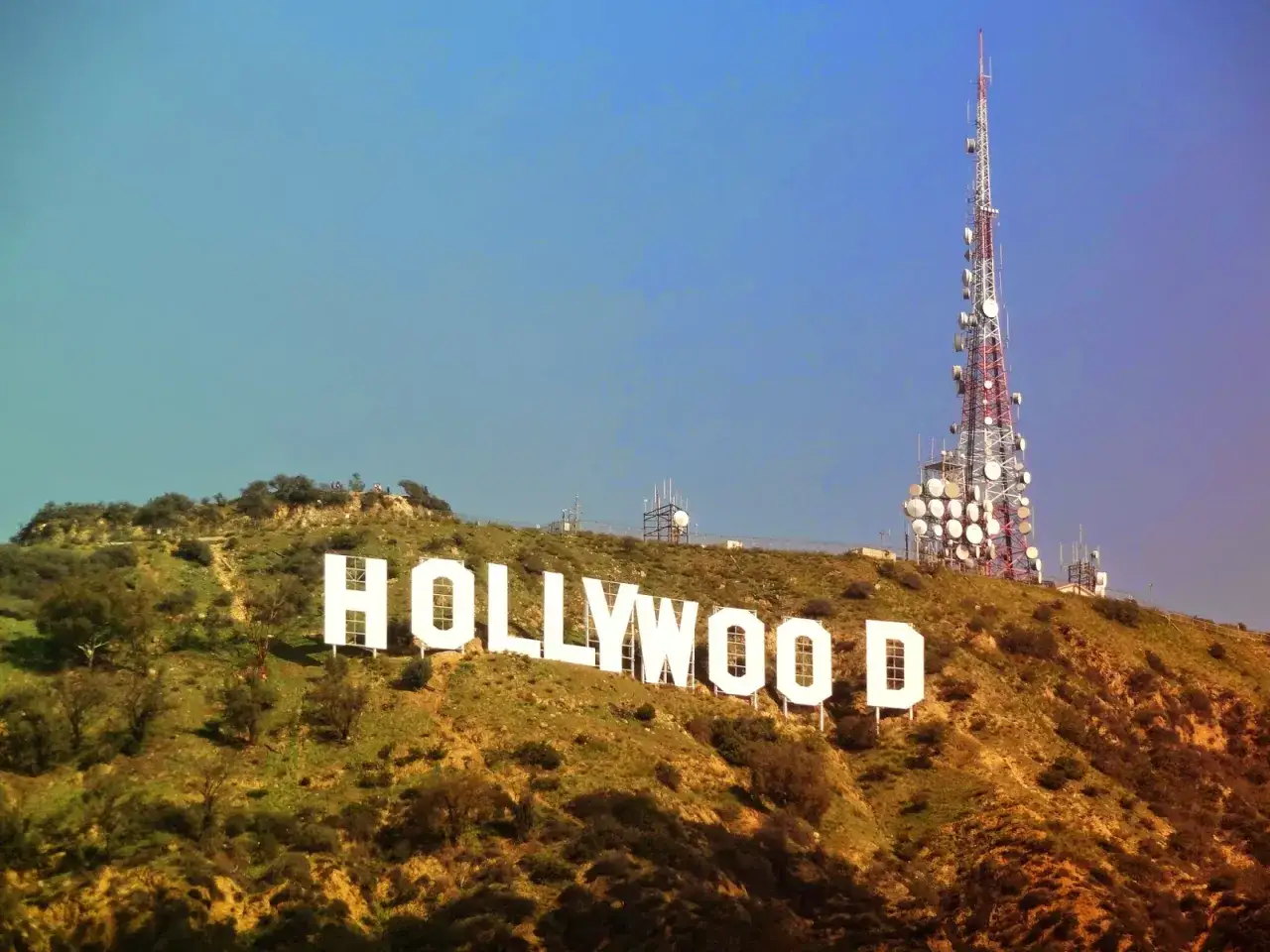 Gdzie jest znak Hollywood? Na wzgórzu, z charakterystycznym napisem i wieżą telekomunikacyjną w tle.