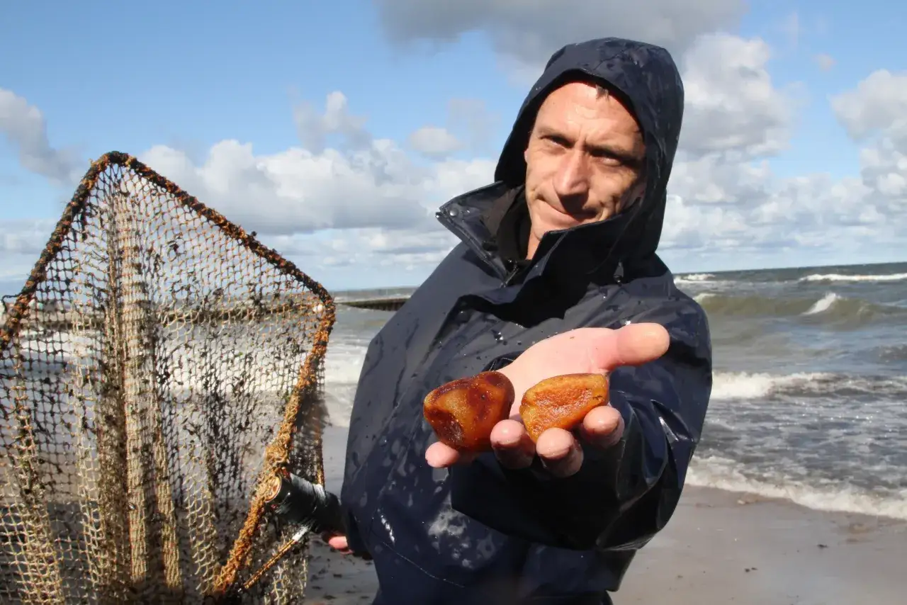 Bałtyk po sztormie bursztyn