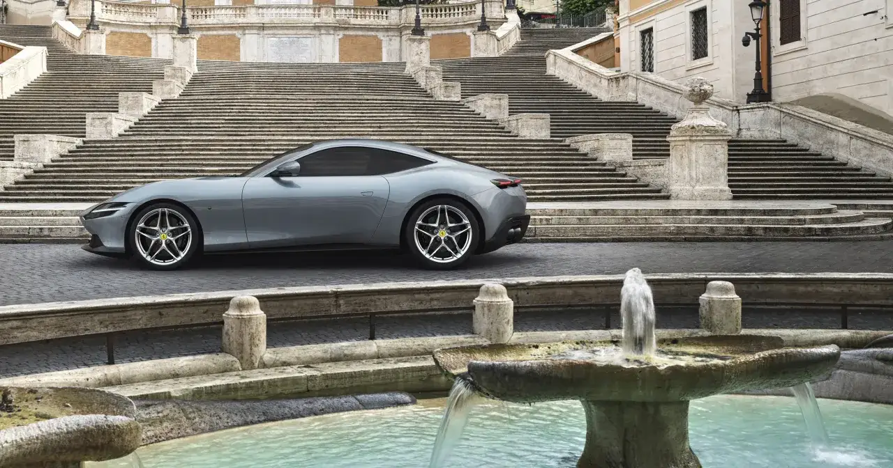 Ferrari Roma na tle włoskiego krajobrazu