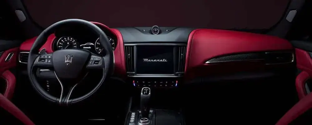 Maserati wnętrze kokpit luksus