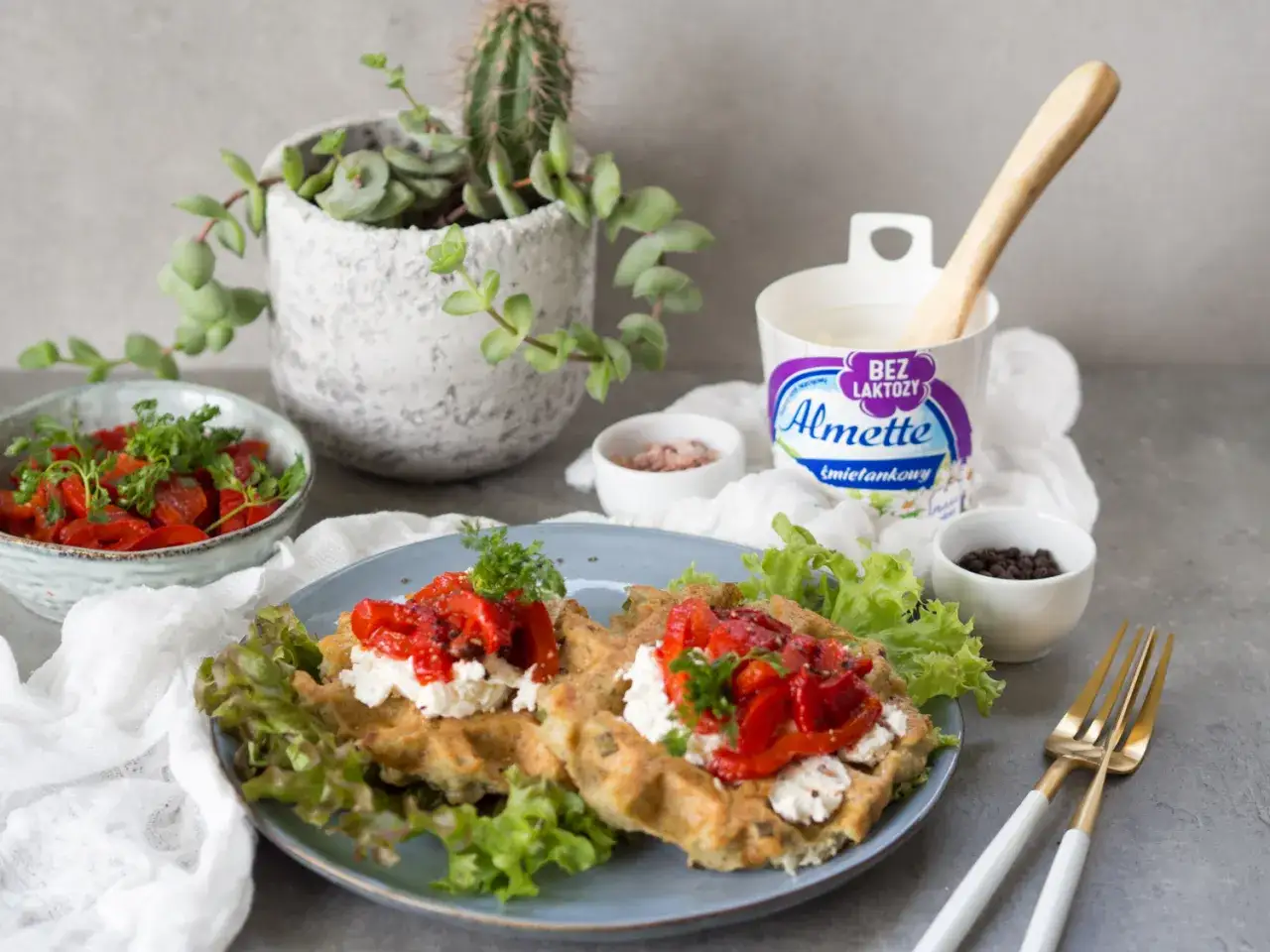 Gofry z twarogiem, papryką i ziołami. Obok słoiczek śmietankowego serka Almette, kt&oacute;ry pokazuje, czy laktoza jest potrzebna &ndash; nie, bo jest bez laktozy!