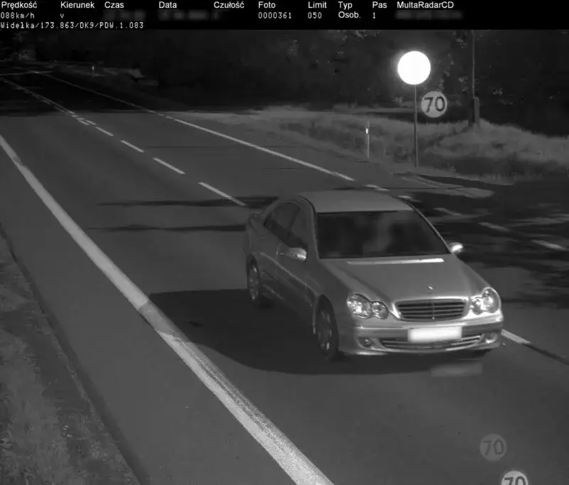 niskiej jakości zdjęcie z fotoradaru