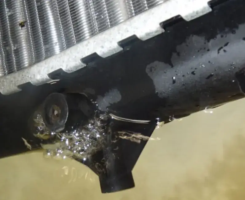 Uszkodzenia chłodnicy samochodowej do naprawy