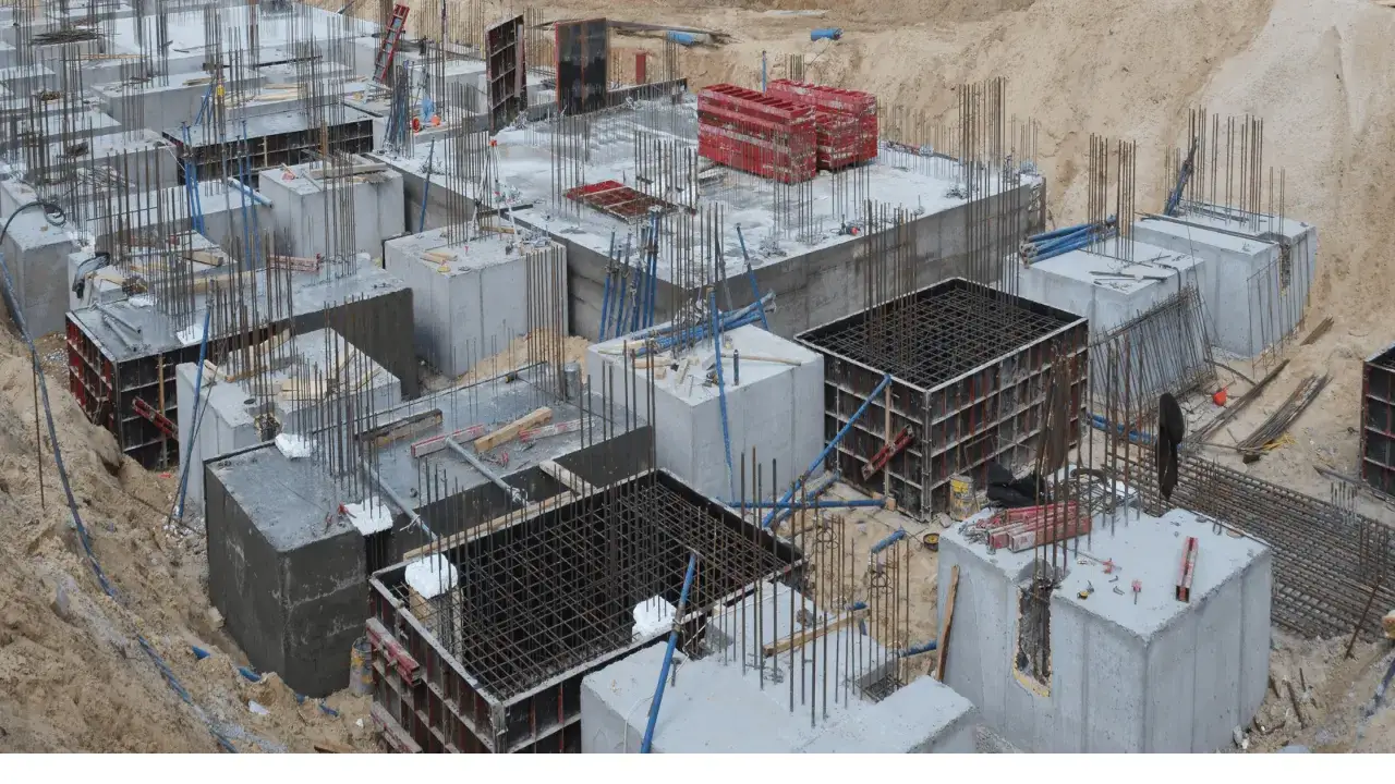 Rozpoczęto badanie gruntu pod budowę domu. Widoczne fundamenty, zbrojenia i szalunki.